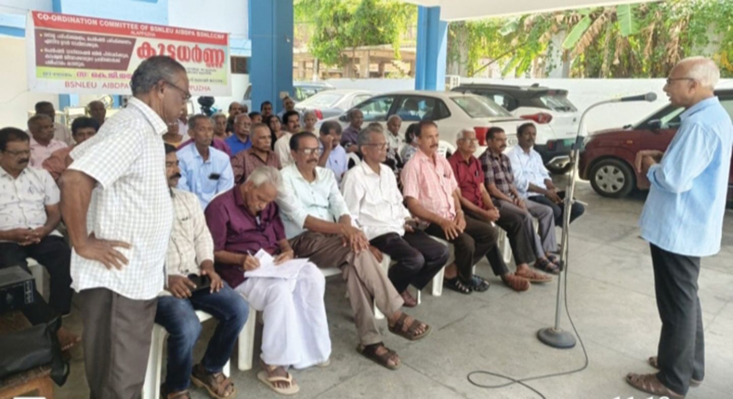 ബിഎസ്എൻഎൽ ജീവനക്കാരുടെ ധർണ നാഷണൽ കോ–ഓർഡിനേഷൻ കമ്മിറ്റി ഓഫ് പെൻഷനേഴ്സ് അസോസിയേഷൻ സെക്രട്ടറി ജനറൽ കെ ജി ജയരാജ് ഉദ്‌ഘാടനംചെയ്യുന്നു