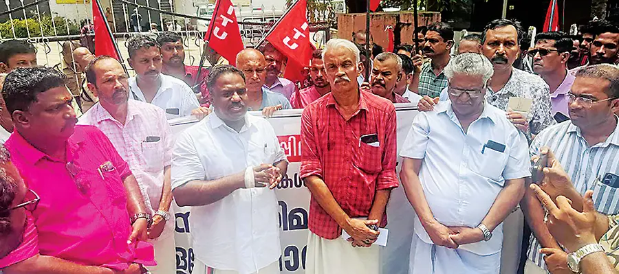 സംയുക്ത സമര സമിതിയുടെ നേതൃത്വത്തിൽ സംഘടിപ്പിച്ച സ്വകാര്യ ബസ്സ് തൊഴിലാളികളുടെ കളക്ടറേറ്റ് മാർച്ച് സമര സമിതി കൺവീനർ എം എം അനസ് അലി ഉദ്ഘാടനംചെയ്യുന്നു