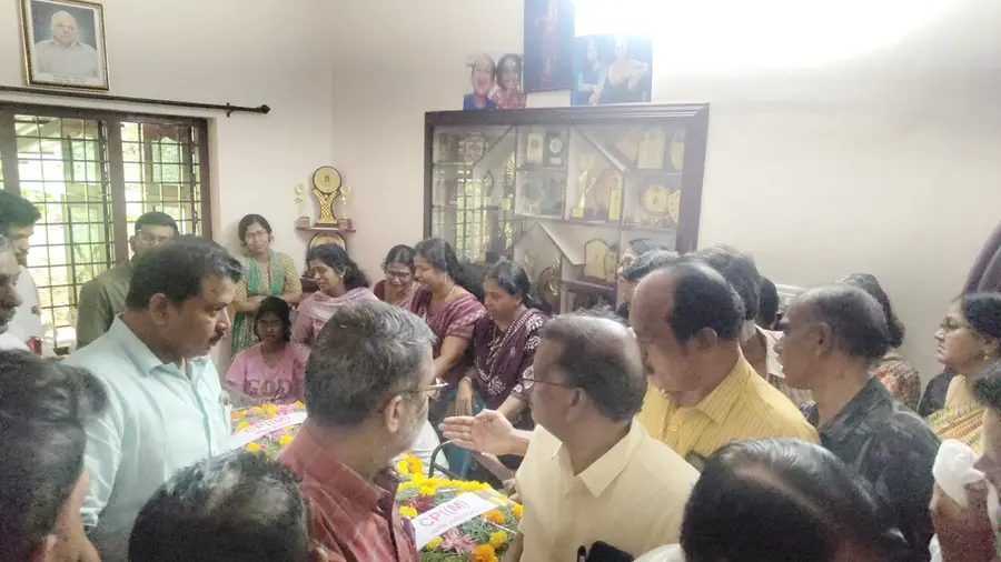 യു ബാലചന്ദ്രന്റെ മൃതദേഹത്തിൽ സിപിഐ എം ജില്ലാ സെക്രട്ടറി ഇ എൻ സുരേഷ് ബാബു  അന്ത്യോപചാരം അർപ്പിക്കുന്നു