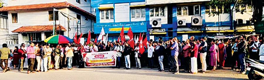 കനറ ബാങ്ക് ആലപ്പുഴ ബോട്ട് ജെട്ടി ശാഖയ്ക്ക് മുന്നിൽ ബാങ്ക് ജീവനക്കാർ പ്രകടനം നടത്തുന്നു