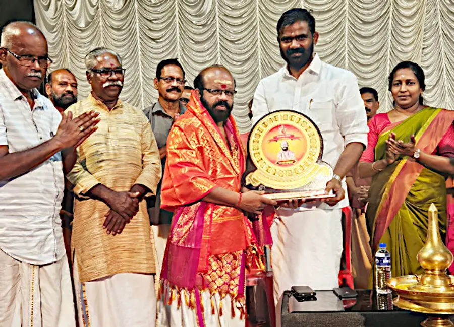 ശ്രീ ഭാഗവത പൂർണശ്രീ പുരസ-്കാരം പള്ളിക്കൽ അപ്പുക്കുട്ടന്
പഞ്ചായത്ത് പ്രസിഡന്റ് വി ബിനുരാജില്നിന്ന് ഏറ്റുവാങ്ങുന്നു