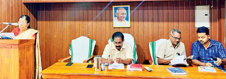 ഭരണിക്കാവ് പഞ്ചായത്ത് ബജറ്റ് വൈസ് പ്രസിഡന്റ്‌ പുഷ്പമ്മ ബോസ് മാത്യു അവതരിപ്പിക്കുന്നു