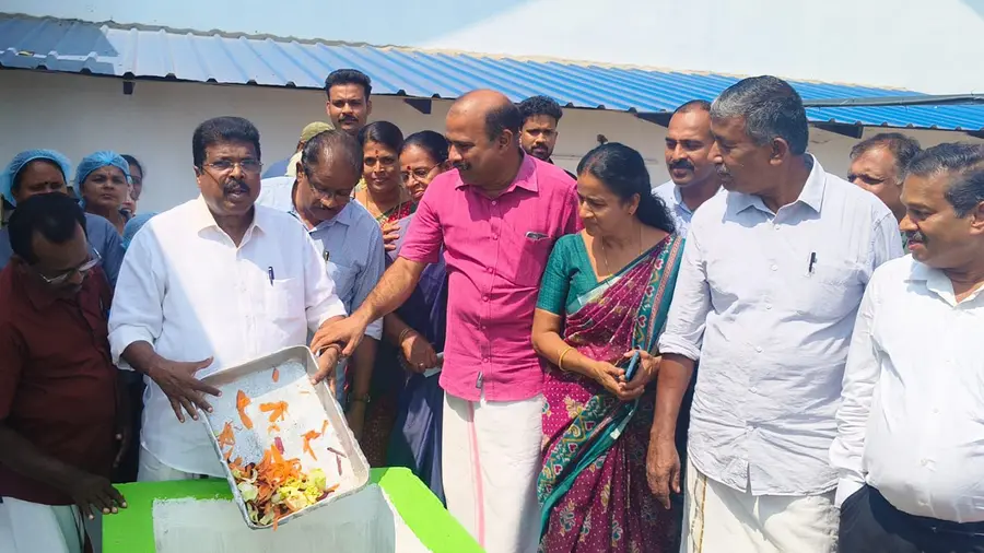 കെഎസ്ഡിപിയിൽ ജില്ലാ പഞ്ചായത്ത് നിർമിച്ച ബയോഗ്യാസ് പ്ലാന്റ് പി പി ചിത്തരഞ്ജൻ എംഎൽഎ ഉദ്ഘാടനംചെയ്യുന്നു