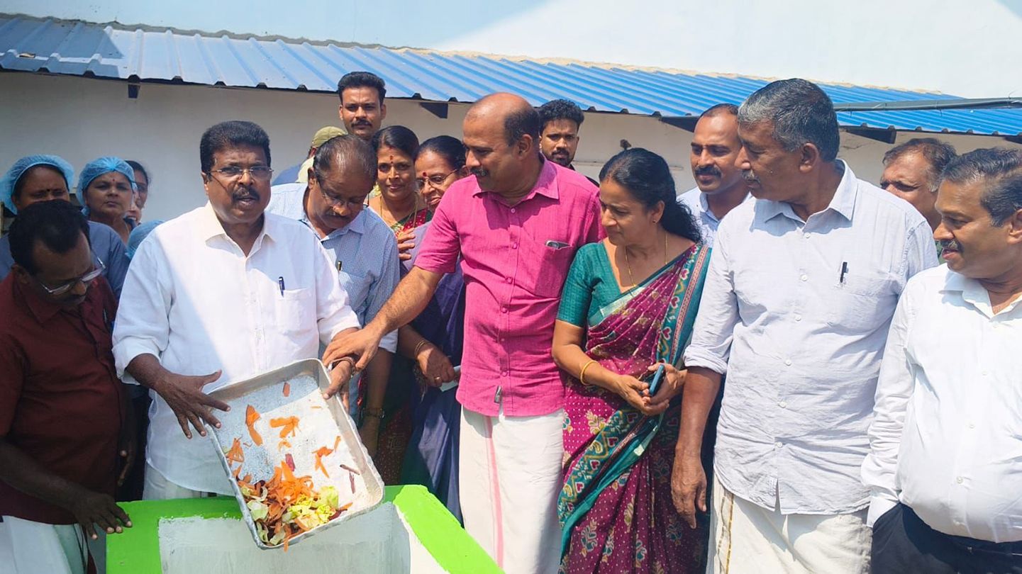 കെഎസ്ഡിപിയിൽ ജില്ലാ പഞ്ചായത്ത്‌ നിർമിച്ച ബയോഗ്യാസ് പ്ലാന്റ് പി പി ചിത്തരഞ്ജൻ എംഎൽഎ ഉദ്ഘാടനംചെയ്യുന്നു 