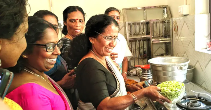 അങ്കണവാടികളിൽ പോഷകസമൃദ്ധമായ പുതിയ ഭക്ഷണമെനു നടപ്പാക്കുന്നതിന്റെയും പോഷണ മാസാചരണത്തിന്റെയും ജില്ലാതല ഉദ്ഘാടനം ജില്ലാ പഞ്ചായത്ത് പ്രസിഡന്റ് കെ ജി രാജേശ്വരി ബിരിയാണിവച്ച് നടത്തുന്നു