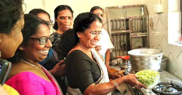 അങ്കണവാടികളിൽ പോഷകസമൃദ്ധമായ പുതിയ ഭക്ഷണമെനു നടപ്പാക്കുന്നതിന്റെയും പോഷണ മാസാചരണത്തിന്റെയും ജില്ലാതല ഉദ്ഘാടനം ജില്ലാ പഞ്ചായത്ത്‌ പ്രസിഡന്റ് കെ ജി രാജേശ്വരി ബിരിയാണിവച്ച്‌ നടത്തുന്നു