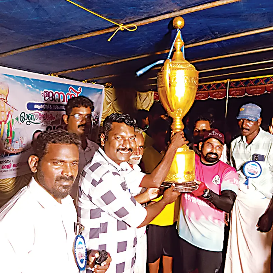 ചെമ്പുമ്പുറം ജനനി ആർട്സ് ആൻഡ് സ്പോർട്സ് ക്ലബ്ബിന്റെ ചെറുവള്ളം
മത്സരത്തിൽ വിജയികൾക്ക് നെടുമുടി പഞ്ചായത്ത് വികസന സ്ഥിരംസമിതി അധ്യക്ഷൻ എൻ എസ് കുഞ്ഞുമോൻ ട്രോഫി നൽകുന്നു