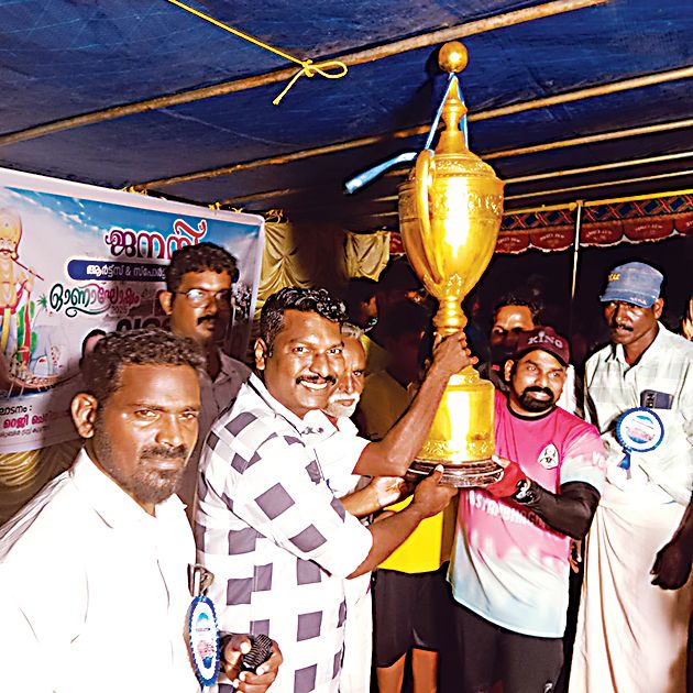 ചെമ്പുമ്പുറം ജനനി ആർട്സ് ആൻഡ് സ്പോർട്സ് ക്ലബ്ബിന്റെ ചെറുവള്ളം  മത്സരത്തിൽ വിജയികൾക്ക് നെടുമുടി പഞ്ചായത്ത് വികസന സ്ഥിരംസമിതി അധ്യക്ഷൻ എൻ എസ് കുഞ്ഞുമോൻ ട്രോഫി നൽകുന്നു