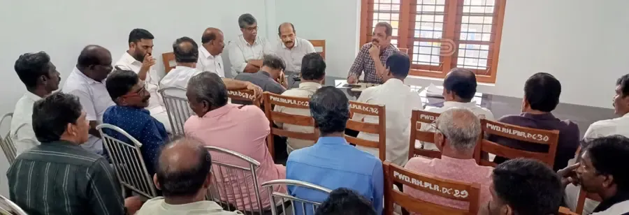 തൊഴിലാളികളുടെ ബോണസ് സംബന്ധിച്ച് ട്രേഡ് യൂണിയൻ പ്രതിനിധികൾ പുനലൂർ ഡെപ്യൂട്ടി ലേബർ ഓഫീസർ
എം എസ് സുരേഷുമായി ചർച്ച നടത്തുന്നു
