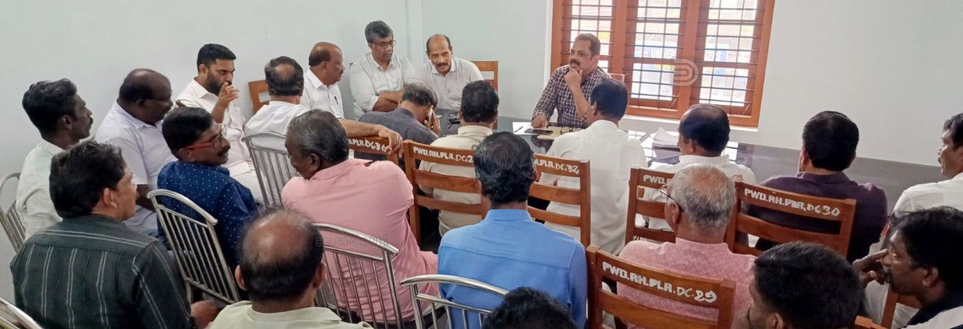 തൊഴിലാളികളുടെ ബോണസ് സംബന്ധിച്ച് ട്രേഡ് യൂണിയൻ പ്രതിനിധികൾ പുനലൂർ ഡെപ്യൂട്ടി ലേബർ ഓഫീസർ  എം എസ് സുരേഷുമായി ചർച്ച നടത്തുന്നു