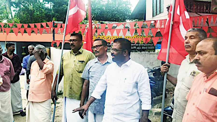 ജനവിരുദ്ധ തൊഴിലാളി വിരുദ്ധ കേരള ബജറ്റിനെതിരെ സിഐടിയു മാരാരിക്കുളം ഏരിയ കമ്മിറ്റി  സംഘടിപ്പിച്ച പ്രതിഷേധയോഗം ജില്ലാ വൈസ് പ്രസിഡന്റ് കെ ഡി മഹീന്ദ്രൻ ഉദ്ഘാടനം ചെയ്യുന്നു 