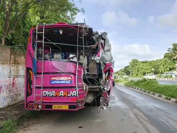 ദേശീയപാത അഞ്ചുമൂർത്തി മംഗലത്ത് ലോറിയിടിച്ച് തകർന്ന ബസ്