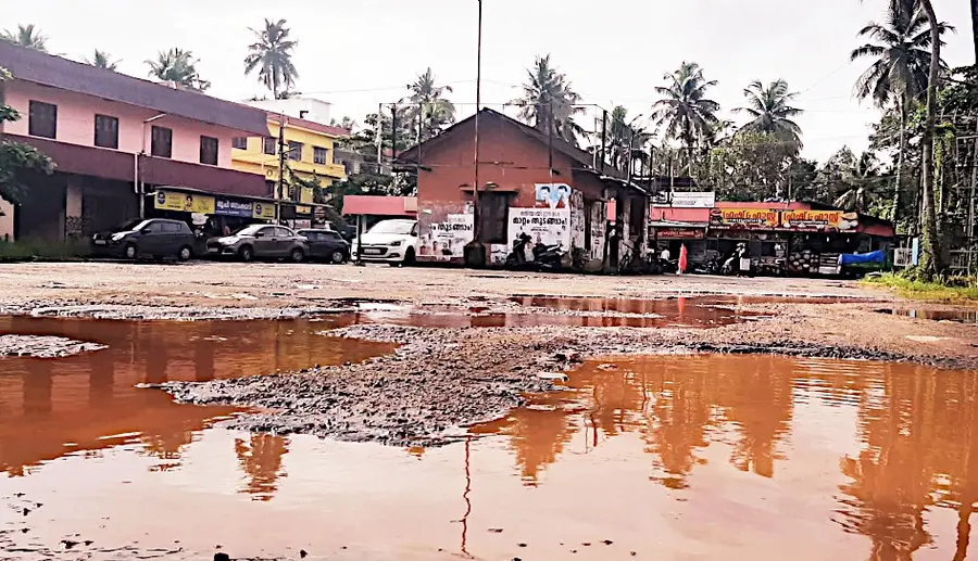 വെളളക്കെട്ടിലായ മാന്നാർ ബസ് സ്റ്റാന്ഡും പരിസരവും