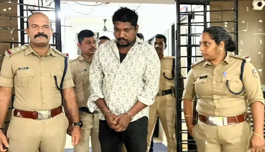 ജിതിൻ ഏലിയാസിനെ ഏരൂർ പൊലീസ് സ്റ്റേഷനിൽ കൊണ്ടുവന്നപ്പോൾ