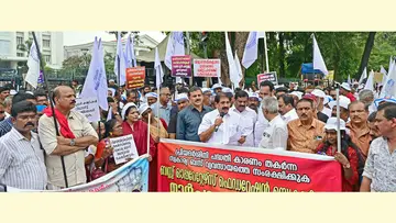 സ്വകാര്യ ബസ് വ്യവസായത്തെ സംരക്ഷിക്കുക എന്ന ആവശ്യം ഉന്നയിച്ച് ബസ് ഓപ്പറേറ്റേഴ്സ് ഫെഡറേഷൻ നടത്തിയ സെക്രട്ടറിയറ്റ് ധർണ വ്യാപാരി വ്യവസായി ഏകോപന സമിതി സംസ്ഥാന പ്രസിഡന്റ് രാജു അപ്സര ഉദ്ഘാടനം ചെയ്യുന്നു