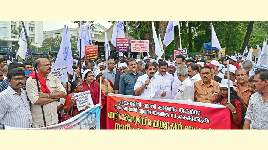 സ്വകാര്യ ബസ് വ്യവസായത്തെ സംരക്ഷിക്കുക എന്ന ആവശ്യം ഉന്നയിച്ച് ബസ് ഓപ്പറേറ്റേഴ്സ് ഫെഡറേഷൻ നടത്തിയ സെക്രട്ടറിയറ്റ് ധർണ വ്യാപാരി വ്യവസായി ഏകോപന സമിതി സംസ്ഥാന പ്രസിഡന്റ് രാജു അപ്സര ഉദ്ഘാടനം ചെയ്യുന്നു