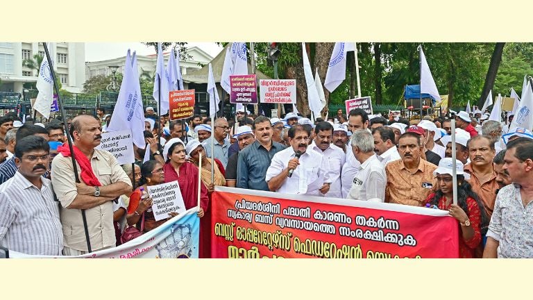സ്വകാര്യ ബസ് വ്യവസായത്തെ സംരക്ഷിക്കുക എന്ന ആവശ്യം ഉന്നയിച്ച് ബസ് ഓപ്പറേറ്റേഴ്സ് ഫെഡറേഷൻ നടത്തിയ സെക്രട്ടറിയറ്റ് ധർണ വ്യാപാരി വ്യവസായി ഏകോപന സമിതി സംസ്ഥാന പ്രസിഡന്റ് രാജു അപ്സര ഉദ്ഘാടനം ചെയ്യുന്നു