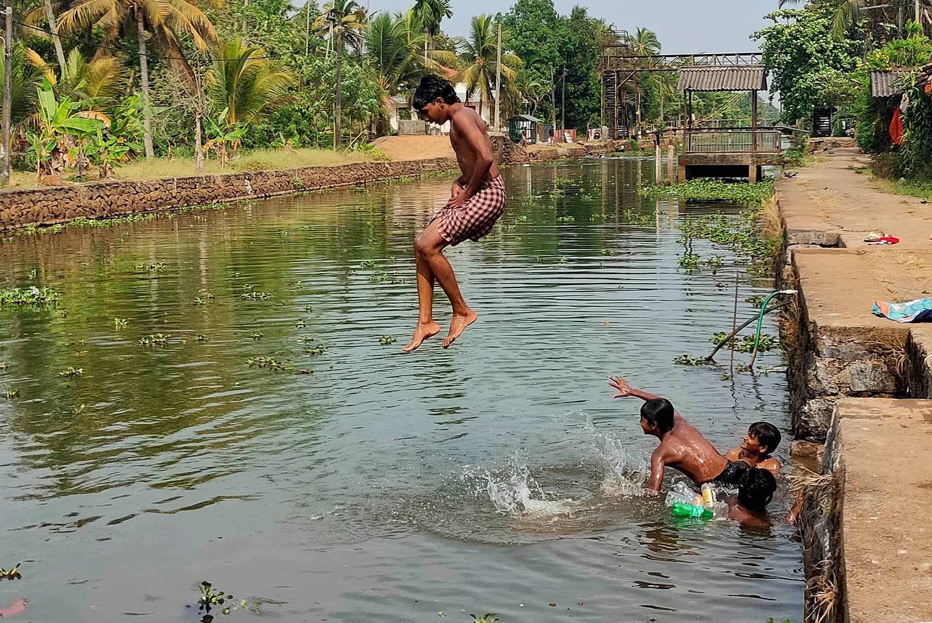 പൊള്ളുന്ന ചൂടിന‍് ആശ്വാസമായി വീടിന്റെ അടുത്ത ആറ്റിൽ അവധിക്കാലം ആഘോഷിക്കുന്ന കുട്ടികൾ. കാരാപ്പുഴ പതിനാറിൽചിറയിൽ നിന്നുള്ള ദൃശ്യം 