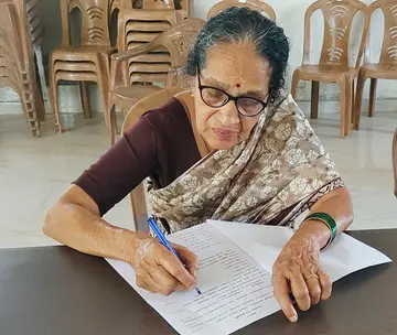 സാക്ഷരതാ മികവോത്സവ്  പരീക്ഷയെഴുതുന്ന ചന്ദ്രിക