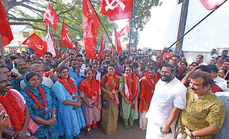 ചേർത്തല നഗരസഭയിൽ വിജയിച്ച എൽഡിഎഫ് സ്ഥാനാർഥികളുമായി പ്രവർത്തകരുടെ ആഹ്ലാദം. സിപിഐ എം
സംസ്ഥാന കമ്മിറ്റി അംഗം കെ പ്രസാദ്, ജില്ലാ സെക്രട്ടറിയറ്റംഗം എ എം ആരിഫ് എന്നിവർ സമീപം