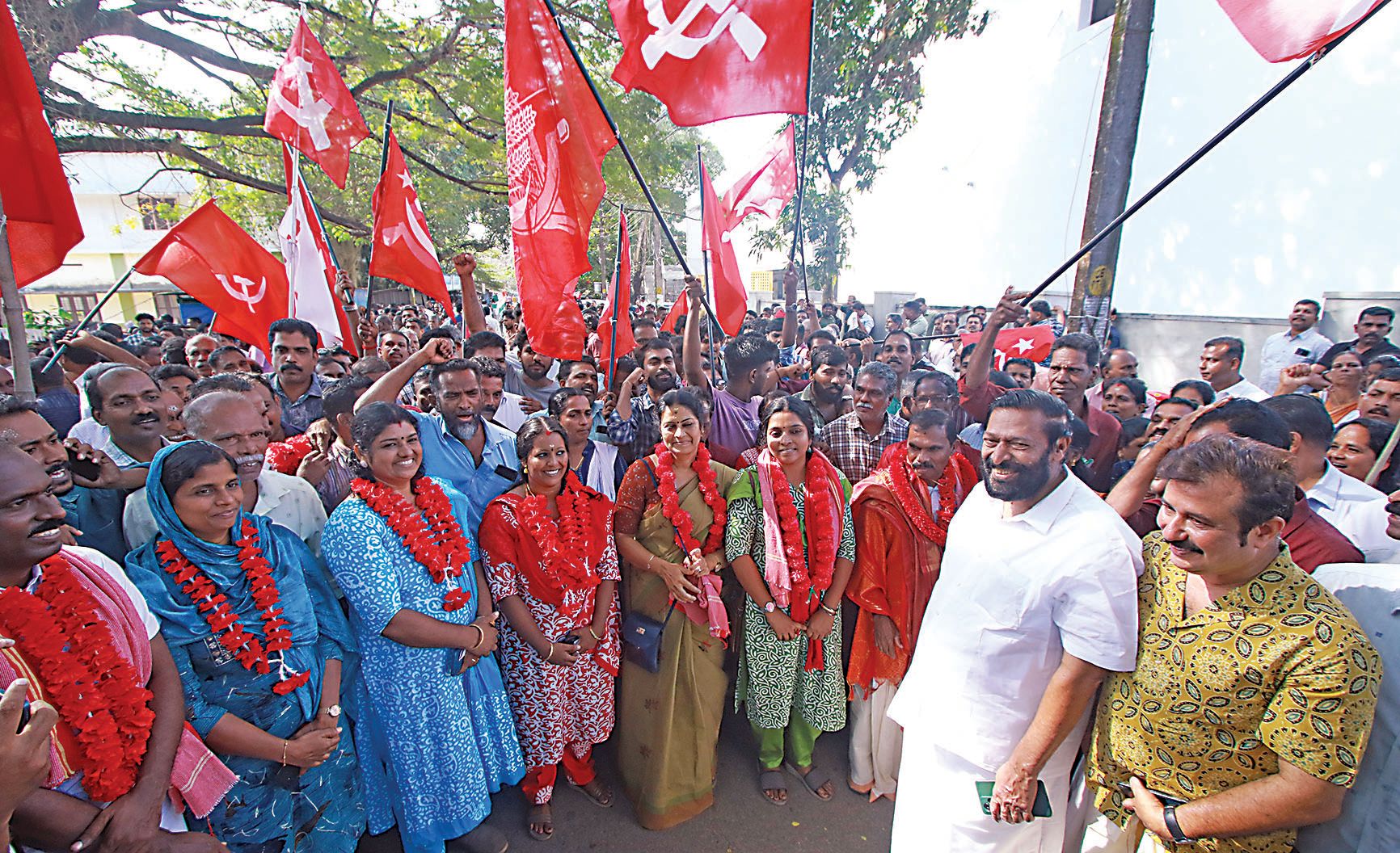 ചേർത്തല നഗരസഭയിൽ വിജയിച്ച എൽഡിഎഫ് സ്ഥാനാർഥികളുമായി പ്രവർത്തകരുടെ ആഹ്ലാദം. സിപിഐ എം  സംസ്ഥാന കമ്മിറ്റി അംഗം കെ പ്രസാദ്, ജില്ലാ സെക്രട്ടറിയറ്റംഗം എ എം ആരിഫ് എന്നിവർ സമീപം