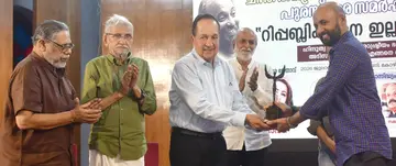 ചിന്ത രവീന്ദ്രൻ ഫൗണ്ടേഷന്റെ നേതൃത്വത്തിൽ ടൗൺ ഹാളിൽ നടന്ന ചടങ്ങിൽ ചിന്ത രവീന്ദ്രൻ സ്മാരക പുരസ്‌കാരം നേടിയ ഭാവനയ്ക്ക് വേണ്ടി സഹോദരൻ ജയദേവ് മുതിർന്ന മാധ്യമ പ്രവർത്തകൻ   എൻ റാമിൽ നിന്നും പുരസ്‌കാരം ഏറ്റുവാങ്ങുന്നു. എം പി സുരേന്ദ്രൻ, എൻ എസ് മാധവൻ, ശശികുമാർ എന്നിവർ സമീപം