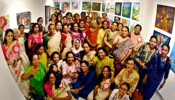 തൃശൂർ ലളിതകലാ അക്കാദമി ആര്‍ട്ട് ഗ്യാലറിയിൽ കേരള ചിത്രകല പരിഷത്ത് സംഘടിപ്പിച്ച നൂറു വനിതകളുടെ  ചിത്രപ്രദര്‍ശനത്തിൽ അണിനിരന്ന കലാകാരികൾ