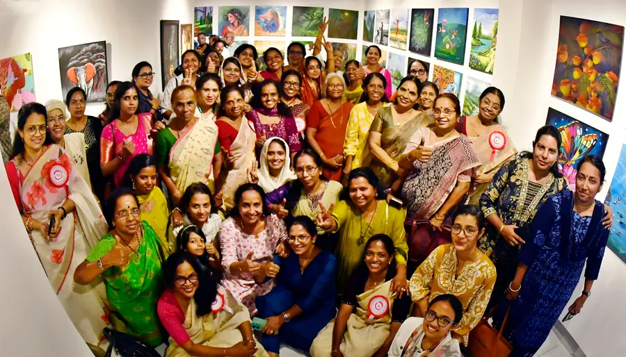 തൃശൂർ ലളിതകലാ അക്കാദമി ആര്‍ട്ട് ഗ്യാലറിയിൽ കേരള ചിത്രകല പരിഷത്ത് സംഘടിപ്പിച്ച നൂറു വനിതകളുടെ  ചിത്രപ്രദര്‍ശനത്തിൽ അണിനിരന്ന കലാകാരികൾ