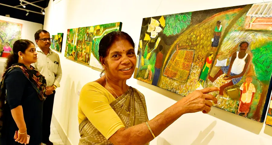 കേരള ലളിത കല അക്കാദമി ആര്‍ട്ട് ഗാലറിയിൽ നടക്കുന്ന " പൂമരങ്ങളും പൊലിവള്ളികളും " ചിത്ര പ്രദർശനത്തിൽ താൻ വരച്ച ചിത്രങ്ങൾക്കരികെ ചിത്രകാരി കെ മാധവി