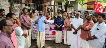 പരവൂർ പോസ്റ്റ് ഓഫീസിനുമുന്നിൽ സിഐടിയു സംഘടിപ്പിച്ച ധർണ ജില്ലാ ജോയിന്റ് സെക്രട്ടറി കെ സേതുമാധവൻ
ഉദ്ഘാടനംചെയ്യുന്നു