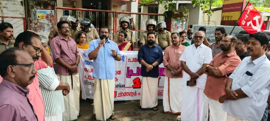 പരവൂർ പോസ്റ്റ് ഓഫീസിനുമുന്നിൽ സിഐടിയു സംഘടിപ്പിച്ച ധർണ ജില്ലാ ജോയിന്റ് സെക്രട്ടറി കെ സേതുമാധവൻ  ഉദ്‌ഘാടനംചെയ്യുന്നു