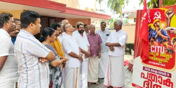 സിഐടിയു ജില്ലാ സമ്മേളന പതാക ദിനാചരണത്തിന്റെ ഭാഗമായി ജില്ലാ കമ്മിറ്റി ഓഫീസിൽ പതാക ഉയർത്തുന്നതിന് മുന്നോടിയായി ജനറൽ സെക്രട്ടറി യു പി ജോസഫ് സംസാരിക്കുന്നു