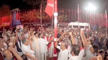 സിഐടിയു ജില്ലാ സമ്മേളനത്തിന്റെ പൊതുസമ്മേളന നഗരിയായ ബേബി ജോൺ നഗറിൽ സംഘാടകസമിതി ചെയർമാൻ കെ വി അബ്ദുൾഖാദർ
പതാക ഉയർത്തുന്നു