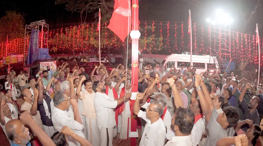 സിഐടിയു ജില്ലാ സമ്മേളനത്തിന്റെ പൊതുസമ്മേളന നഗരിയായ ബേബി ജോൺ നഗറിൽ സംഘാടകസമിതി ചെയർമാൻ കെ വി അബ്ദുൾഖാദർ
പതാക ഉയർത്തുന്നു