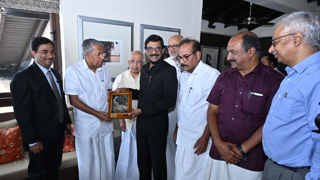 CM PINARAYI VIJAYAN WITH SRI LANKAN DELEGATES