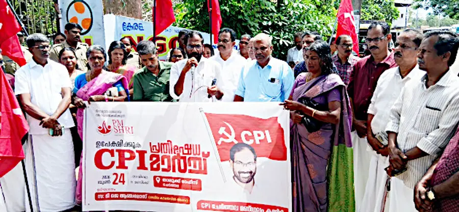 പിഎം ശ്രീ പദ്ധതി നടപ്പാക്കരുതെന്ന് ആവശ്യപ്പെട്ട് സിപിഐ ചേർത്തല  മണ്ഡലം കമ്മിറ്റി സംഘടിപ്പിച്ച പ്രതിഷേധ മാർച്ച് ദേശീയ കൗൺസിൽ അംഗം  ടി ജെ ആഞ്ചലോസ് ഉദ്ഘാടനംചെയ്യുന്നു