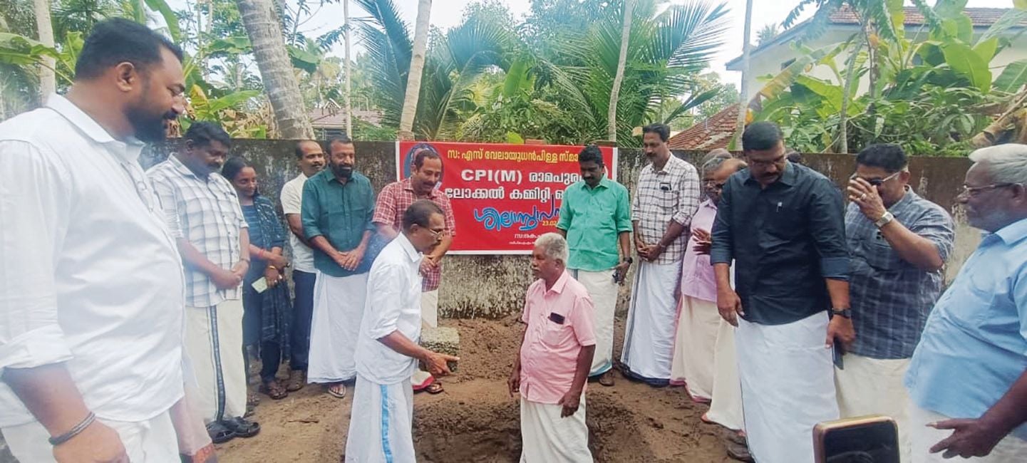 സിപിഐ എം രാമപുരം ലോക്കൽ കമ്മിറ്റി ഓഫീസ്‌ നിർമാണത്തിന് സംസ്ഥാന കൺട്രോൾ കമീഷൻ ചെയർമാൻ  കെ എച്ച് ബാബുജാൻ കല്ലിടുന്നു