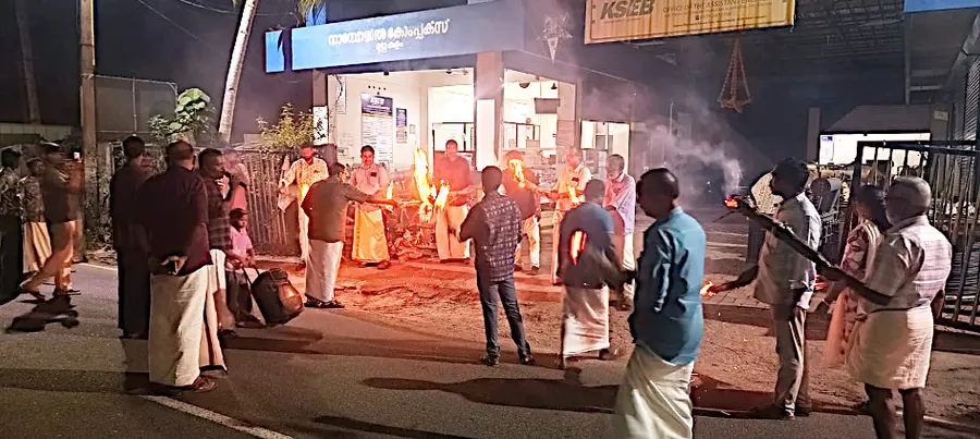 ​യുഡിഎഫ് സർക്കാരിന്റെ അപ്രഖ്യാപിത പവർകട്ടിനെതിരെ സിപിഐ എം മുതുകുളം ലോക്കൽ കമ്മിറ്റി മുതുകുളം  വൈദ്യുതി അസിസ്‌റ്റന്റ് എൻജിനിയറുടെ ഓഫീസിന് മുന്നിൽ സംഘടിപ്പിച്ച പ്രതിഷേധം