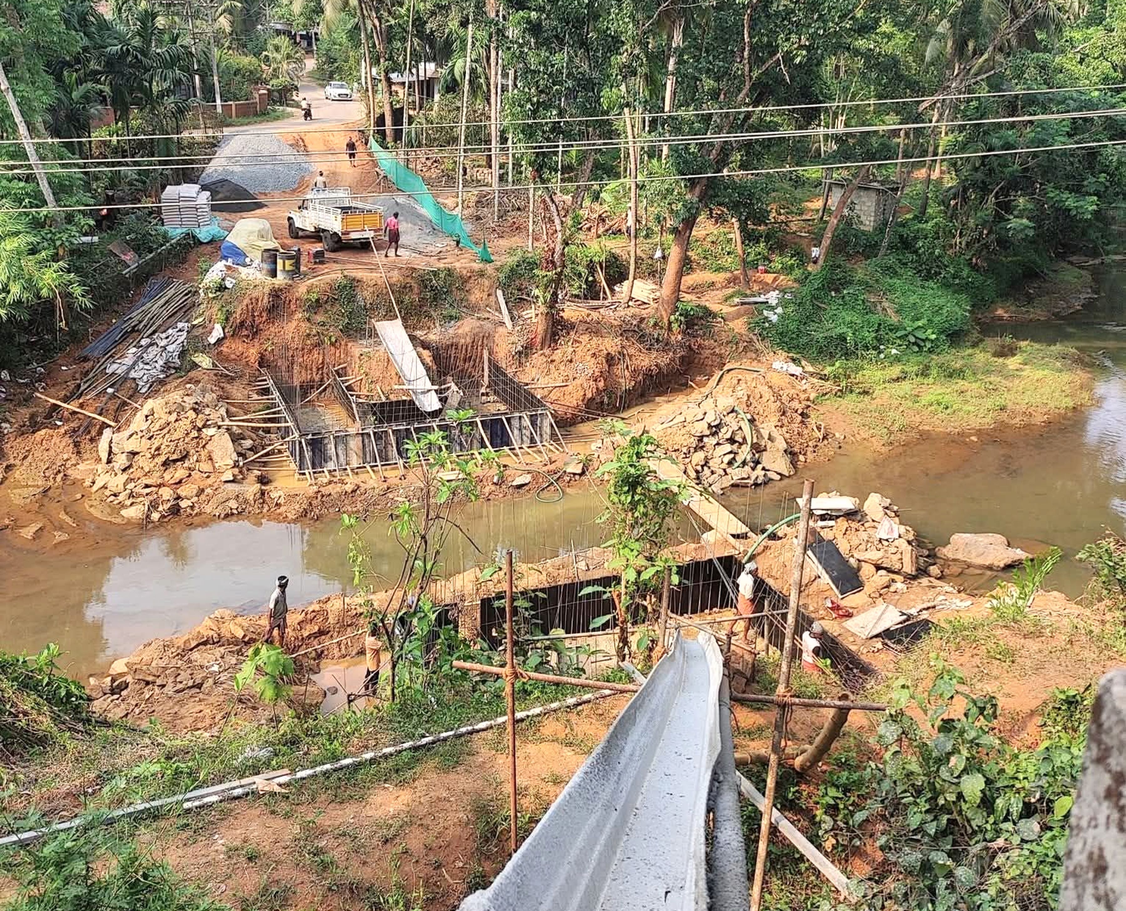 നവകേരള സദസിൽ അനുവദിച്ച 2 കോടി രൂപ വിനിയോഗിച്ച് വീരമംഗലം കാക്കുറുശി ക്ഷേത്രത്തിനടുത്ത് കാക്കാത്തോടിന് കുറുകെ നിർമിക്കുന്ന പുതിയ പാലം പണി പുരോഗമിക്കുന്നു 