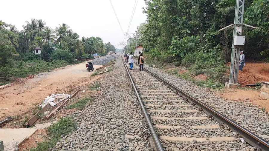 കുലുക്കല്ലൂർ റെയിൽവേ ഗേറ്റ് ഭാഗത്തുനിന്ന് സ്റ്റേഷനിലേക്ക് റെയിൽവേ ട്രാക്കിലൂടെ നടന്നുപോകുന്ന യാത്രക്കാർ
