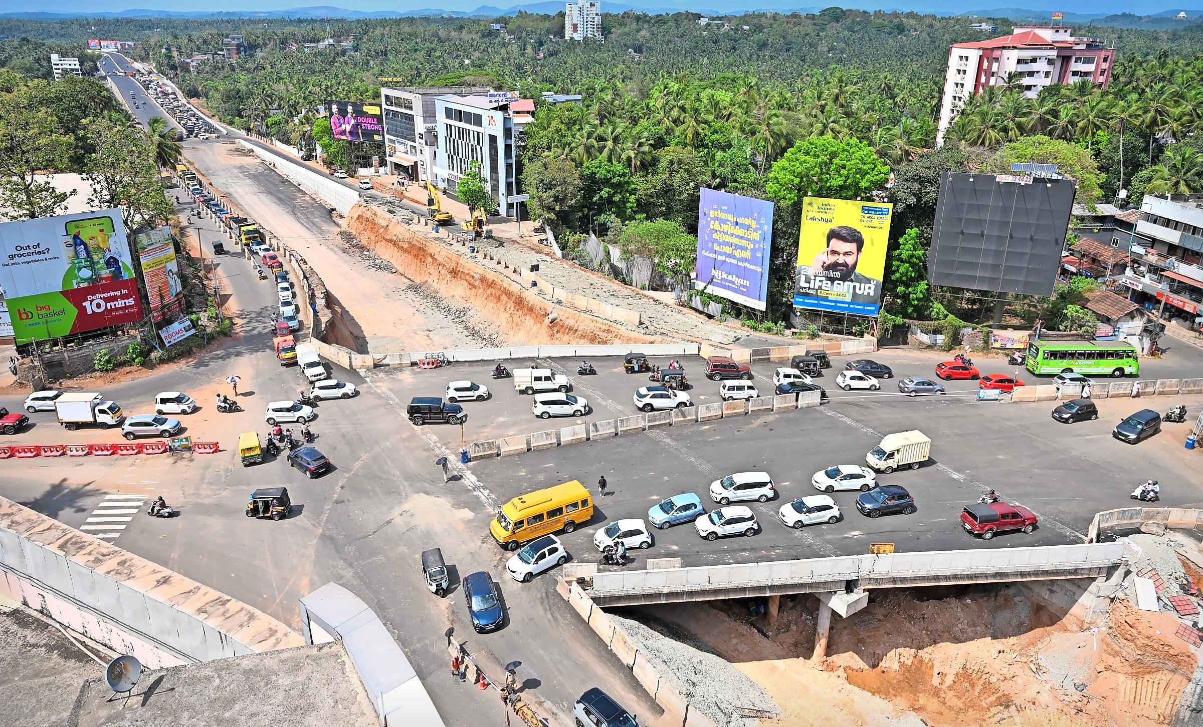 രാമനാട്ടുകര–വെങ്ങളം ദേശീയപാതയിൽ മലാപ്പറമ്പ് ജങ്ഷനിലെ മേൽപ്പാത ഗതാഗതത്തിനു തുറന്നുകൊടുത്തപ്പോൾ