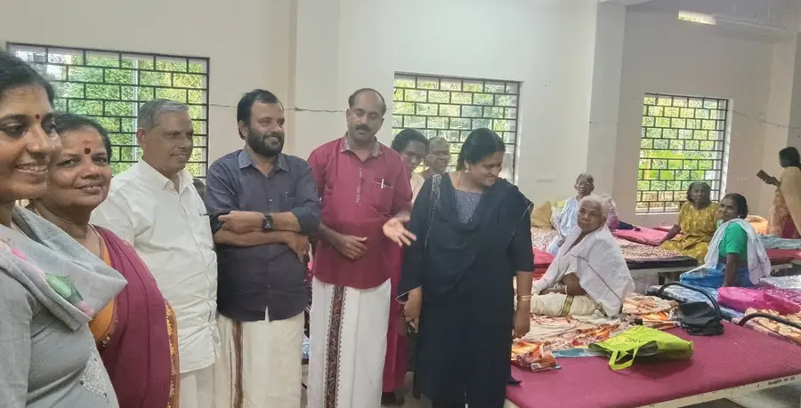 സിപിഐ എം നേതാക്കൾ ആയാപറമ്പിലെ സൈക്ളോൺ ഷെൽട്ടറിലെ ദുരിതാശ്വാസ കേന്ദ്രം സന്ദര്ശിക്കുന്നു