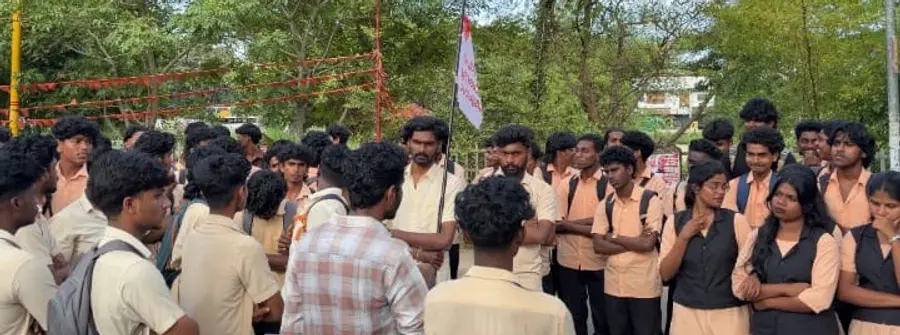 ദേശീയപാത പുനർനിർമാണത്തിനിടെ കാമ്പസിലുണ്ടാകുന്ന അതിരൂക്ഷ വായുമലിനീകരണത്തിന് പരിഹാരം ആവശ്യപ്പെട്ട് ചേർത്തല ഗവ. പോളിടെക്നിക് കോളേജ് വിദ്യാർഥികൾ താലൂക്ക് ഓഫീസിന് മുന്നിൽ പ്രതിഷേധിക്കുന്നു