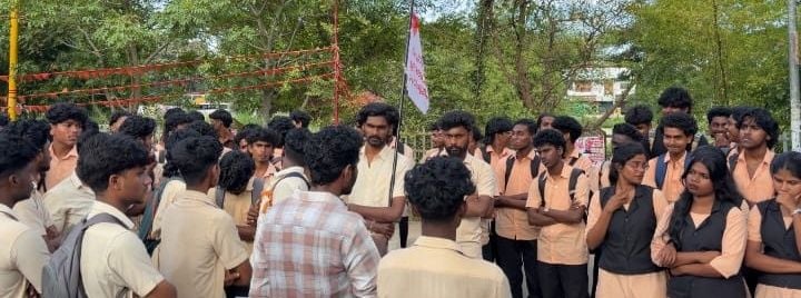 ദേശീയപാത പുനർനിർമാണത്തിനിടെ കാമ്പസിലുണ്ടാകുന്ന അതിരൂക്ഷ വായുമലിനീകരണത്തിന്‌ പരിഹാരം ആവശ്യപ്പെട്ട്‌ ചേർത്തല ഗവ. പോളിടെക്‌നിക്‌ കോളേജ്‌ വിദ്യാർഥികൾ താലൂക്ക്‌ ഓഫീസിന്‌ മുന്നിൽ പ്രതിഷേധിക്കുന്നു