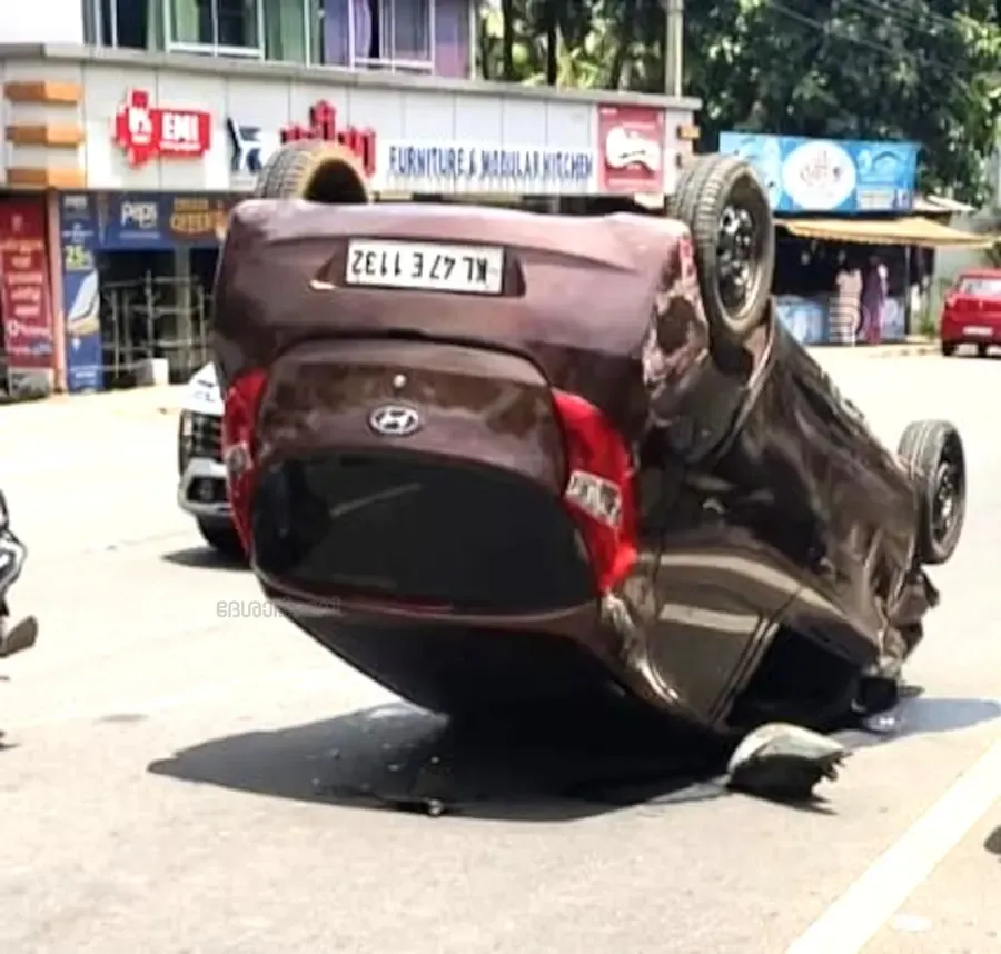 അഞ്ചൽ കുരിശിൻമുക്കിൽ അപകടത്തിൽ പെട്ട കാർ