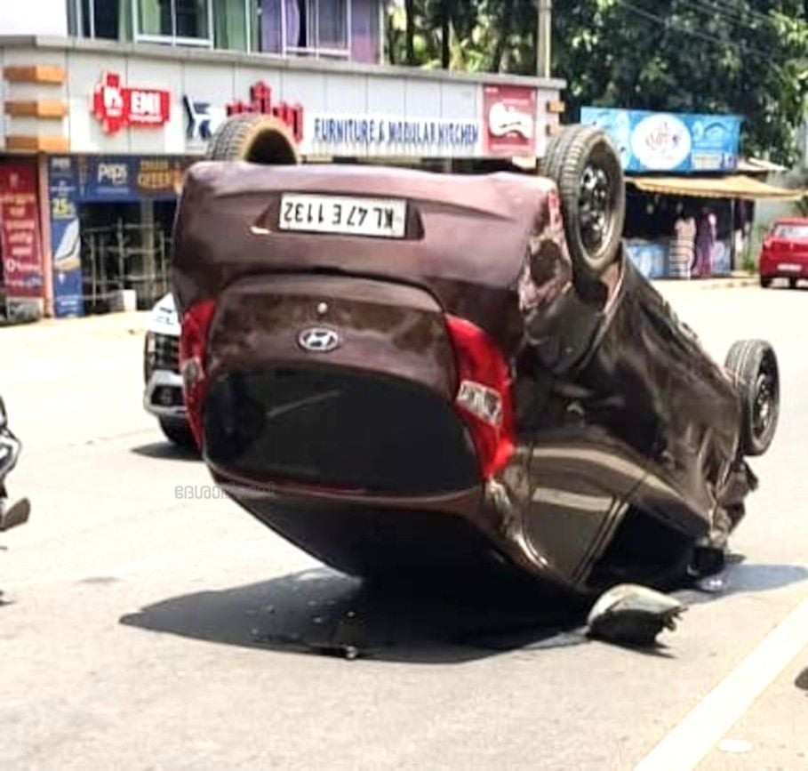 അഞ്ചൽ കുരിശിൻമുക്കിൽ അപകടത്തിൽ പെട്ട കാർ