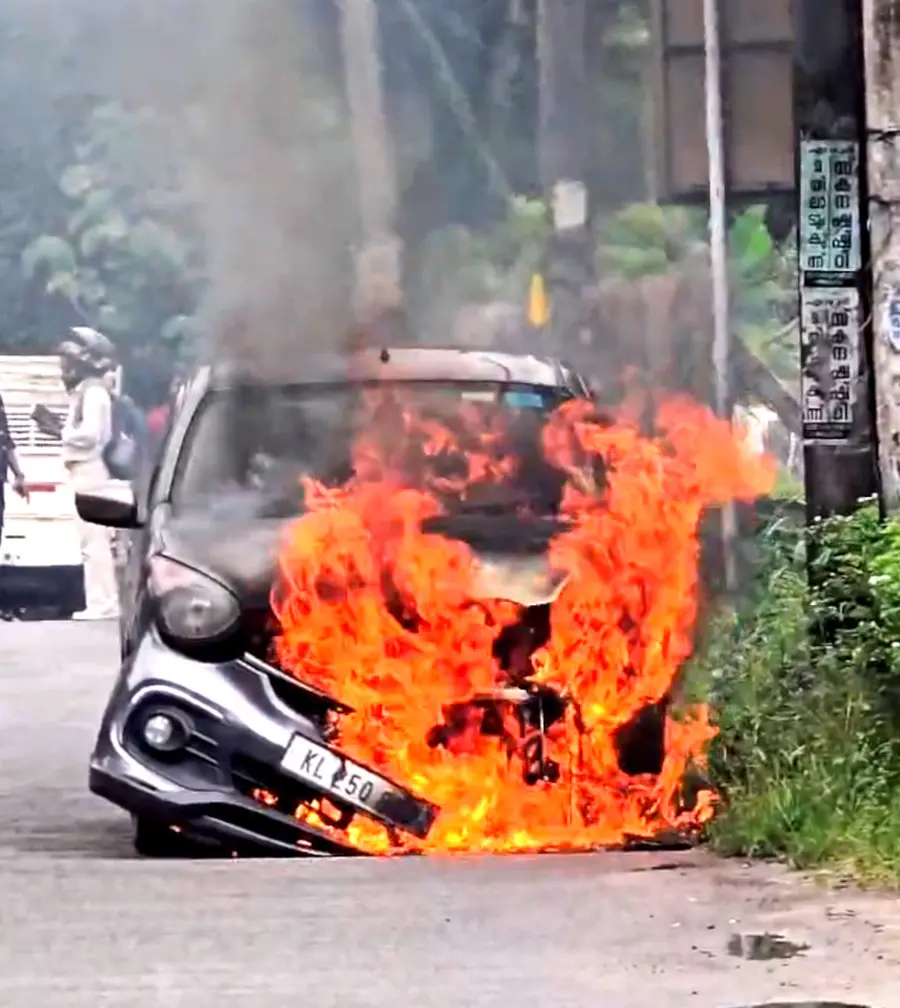 അഞ്ചൽ അഗസ്ത്യക്കോട് അമ്പലം മുക്കിന് സമീപം
ഓടിക്കൊണ്ടിരുന്ന കാറിന് തീപിടിച്ചപ്പോൾ