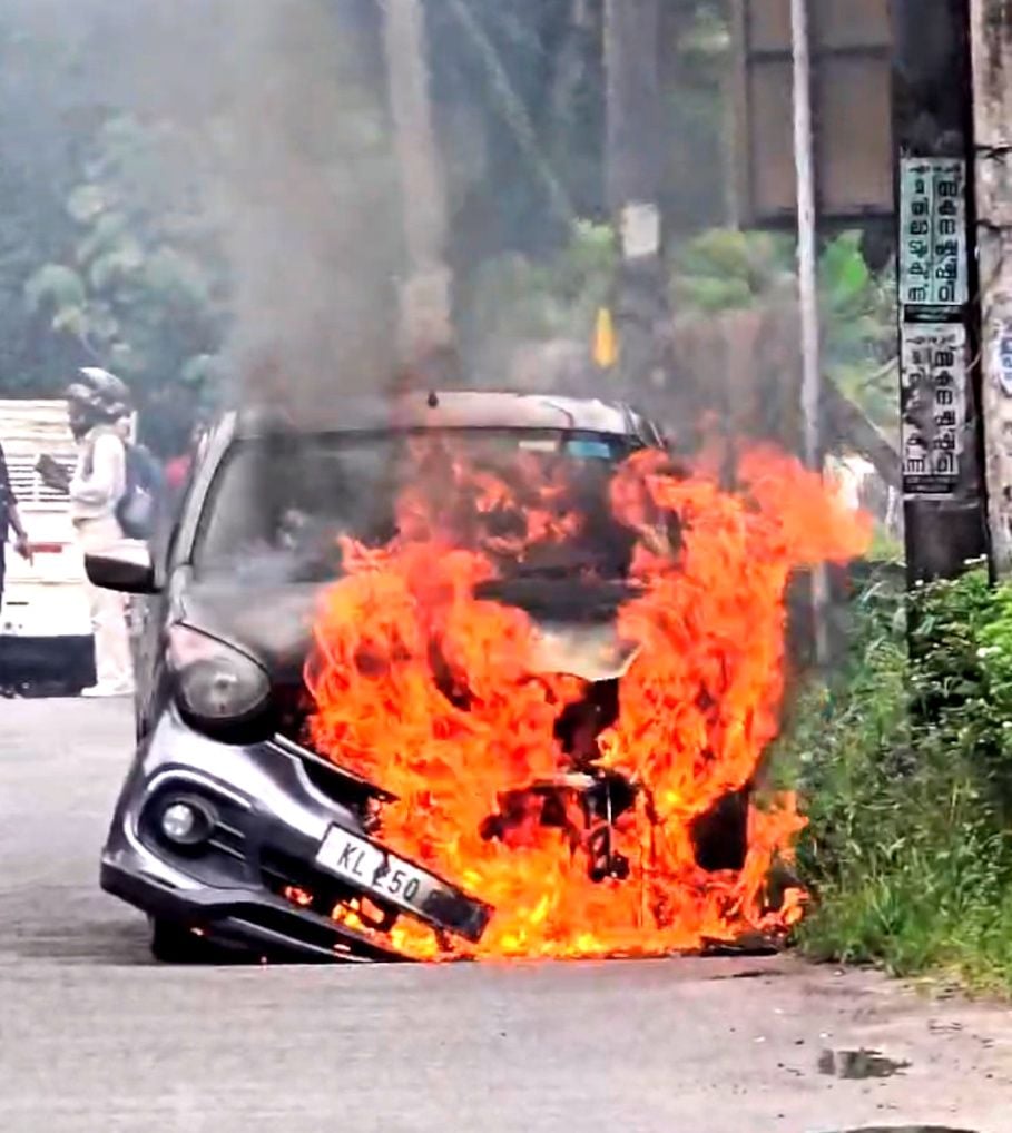 അഞ്ചൽ അഗസ്ത്യക്കോട് അമ്പലം മുക്കിന് സമീപം  ഓടിക്കൊണ്ടിരുന്ന കാറിന്  തീപിടിച്ചപ്പോൾ 