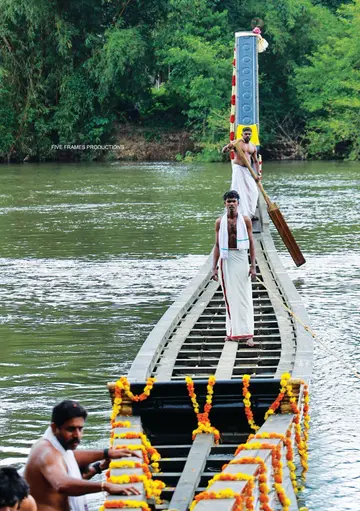 നീറ്റിലിറക്കുന്ന കോടിയാട്ടുകര പള്ളിയോടം 