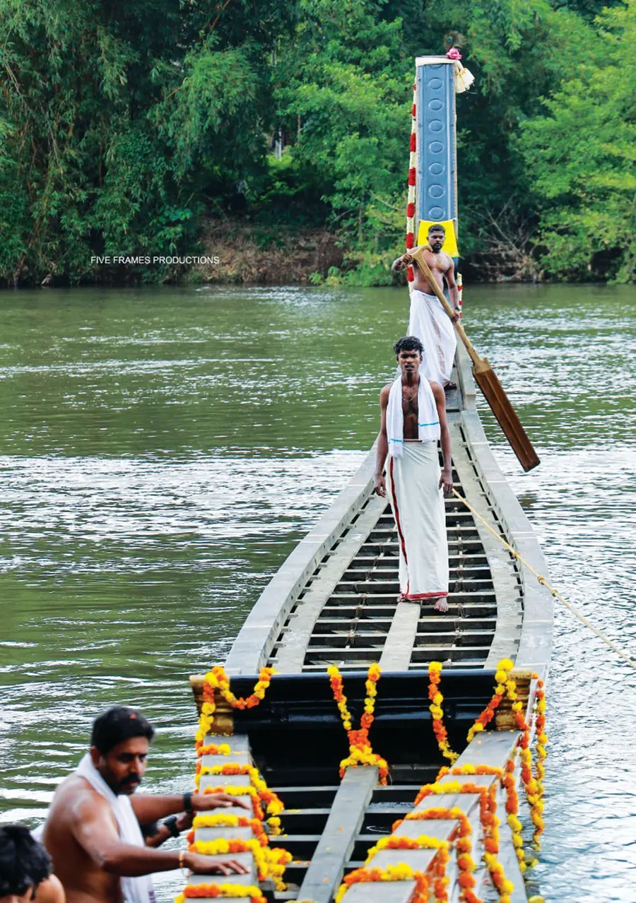 നീറ്റിലിറക്കുന്ന കോടിയാട്ടുകര പള്ളിയോടം